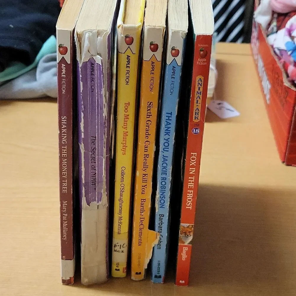 collection of paperback books from the According to Humphrey & Classroom‎ Pets